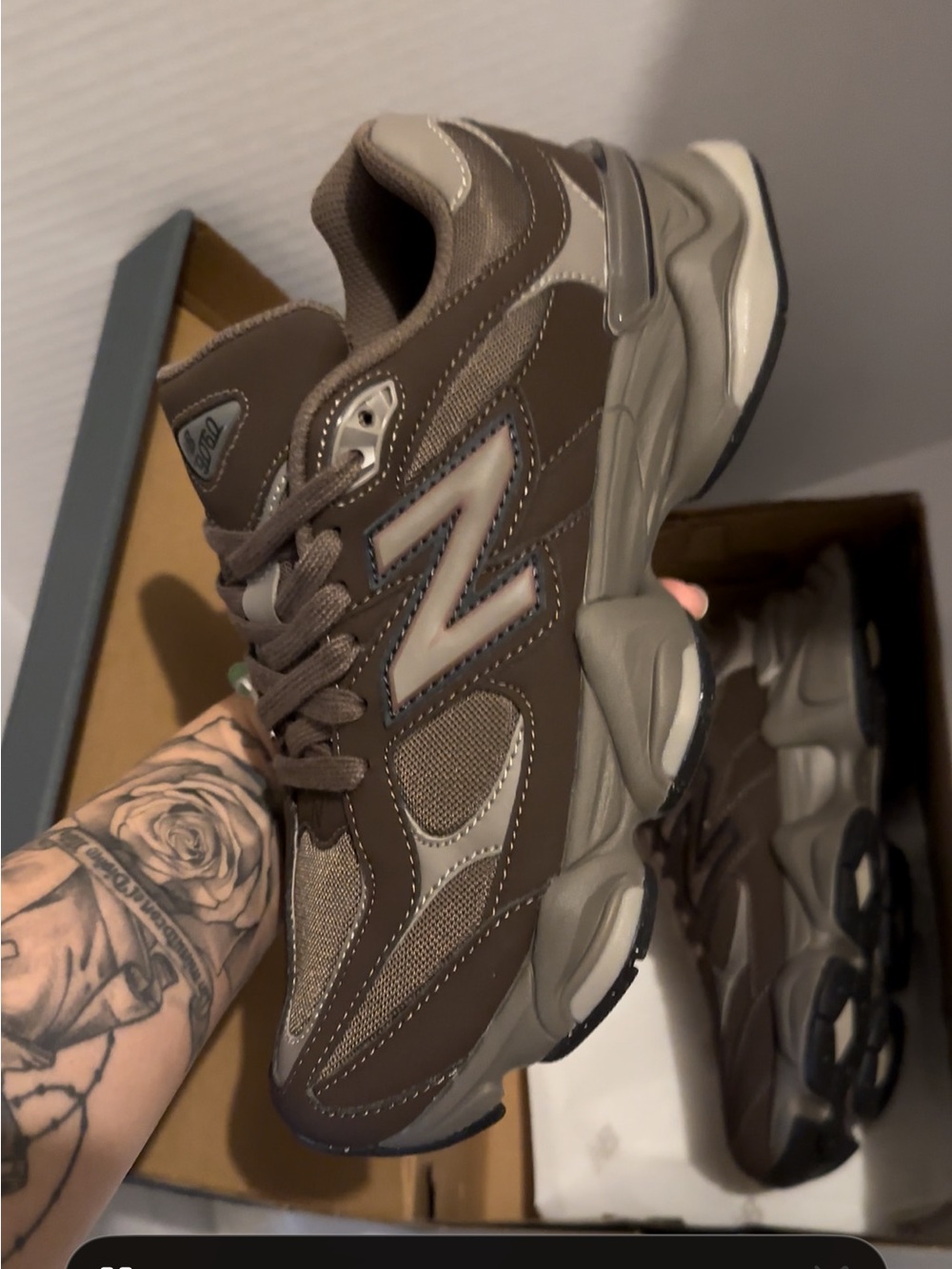 New Balance Men's/ women’s  9060 Chunky Sneaker in Brown
